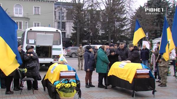 На майдані Незалежності у Рівному в останню земну дорогу провели добровольців Олексія Осадчого та Едуарда Гринька (ВІДЕО) - INFBusiness