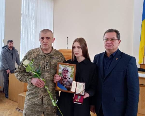 Рідним загиблих воїнів з Острожчини вручили їхні ордени "За мужність" - INFBusiness