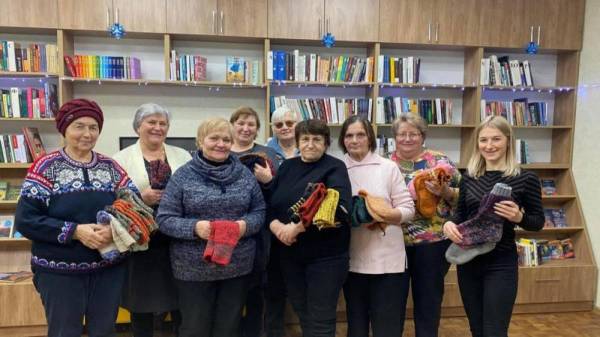 Жительки Костополя в`яжуть речі для ЗСУ у міській бібліотеці - INFBusiness