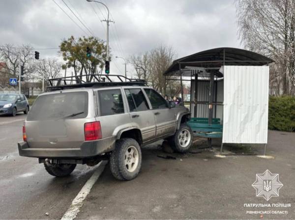 Мав ознаки наркотичного сп'яніння: у Рівному водій в'їхав у зупинку - INFBusiness