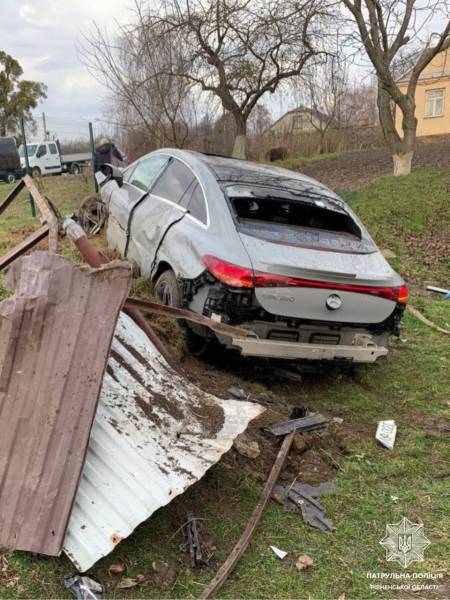 На Рівненщині з автодороги на великій швидкості у кювет злетіла автівка - INFBusiness