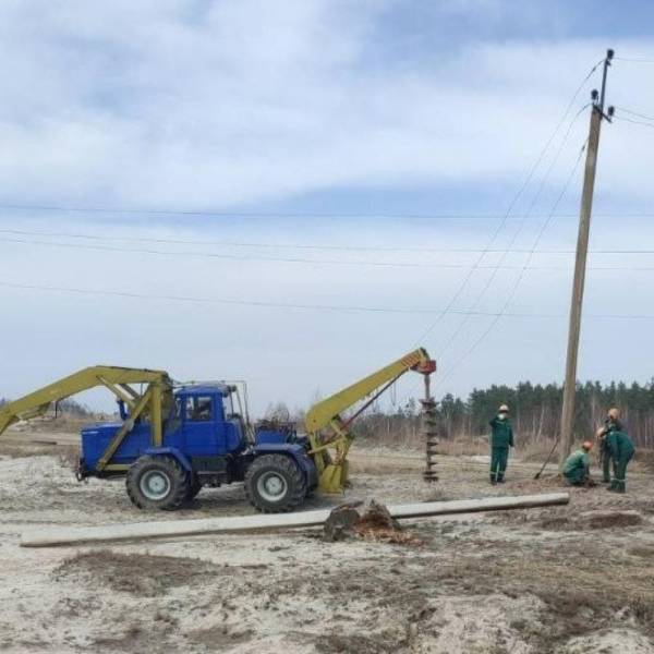 Знеструмило майже тисячу абонентів: на Рівненщині через зсув піску впала електроопора - INFBusiness