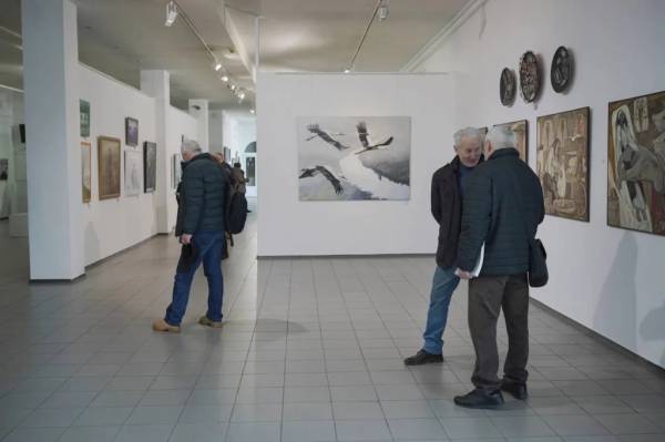 У Центральному будинку художника відкрили проєкт до дня народження Шевченка Фото 01.03.2024 21:19 Укрінформ У виставкових залах Центрального будинку художника презентували культурно-мистецький проєкт із нагоди 210-ї річниці від дня народження Тараса Шевченка. У Центральному будинку художника відкрили проєкт до дня народження Шевченка - INFBusiness