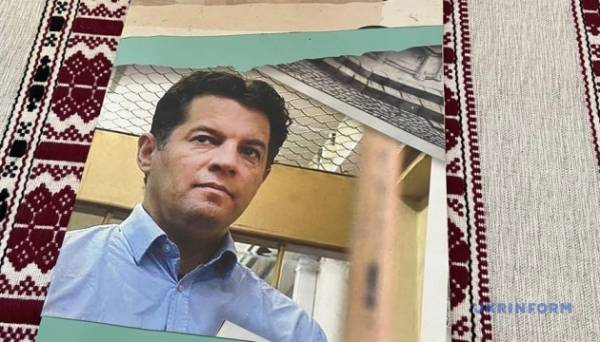 На батьківщині Шевченка відкрили виставку малюнків колишнього політв'язня Романа Сущенка Фото 09.03.2024 12:31 Укрінформ У Національному заповіднику "Батьківщина Тараса Шевченка" у селі Шевченкове Черкаської області відкрилася виставка малюнків першого заступника голови Черкаської облради, колишнього журналіста Укрінформу і політв'язня Кремля Романа Сущенка. На батьківщині Шевченка відкрили виставку малюнків колишнього політв'язня Романа Сущенка - INFBusiness