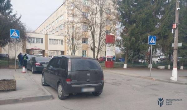 Створили перешкоду для проїзду «швидких»: у Рівному оштрафували водіїв - INFBusiness