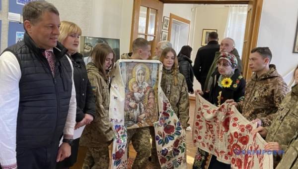 На батьківщині Шевченка відкрили виставку малюнків колишнього політв'язня Романа Сущенка Фото 09.03.2024 12:31 Укрінформ У Національному заповіднику "Батьківщина Тараса Шевченка" у селі Шевченкове Черкаської області відкрилася виставка малюнків першого заступника голови Черкаської облради, колишнього журналіста Укрінформу і політв'язня Кремля Романа Сущенка. На батьківщині Шевченка відкрили виставку малюнків колишнього політв'язня Романа Сущенка - INFBusiness