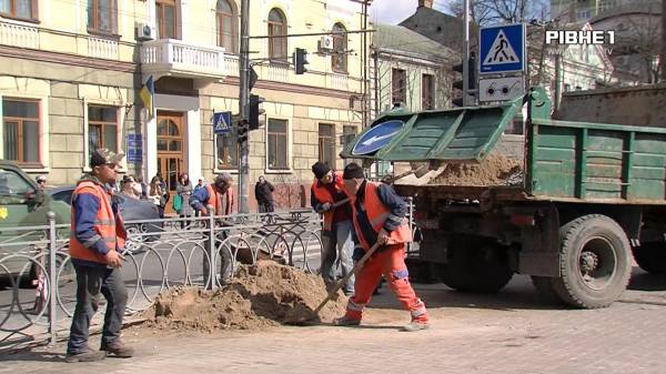 Аби не перестрибували калюжі: У Рівному ремонтують водовідвід у центрі міста (ВІДЕО) - INFBusiness