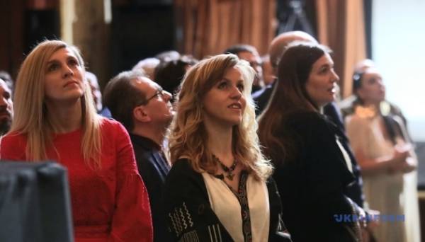 Під час війни культура має значення навіть більше, ніж за часів миру - Президент Фото 09.03.2024 15:03 Укрінформ Культура має значення під час війни, і навіть більше, ніж за часів миру. Під час війни культура має значення навіть більше, ніж за часів миру - Президент - INFBusiness