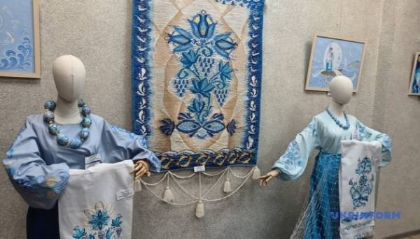 Виставку «Таврійський розпис: життя попри війну» відкрили у Миколаєві Фото 23.03.2024 10:50 Укрінформ У Миколаєві в межах проєкту «Ідентичність Миколаївщини: минуле, сучасне і майбутнє» відкрилася виставка «Таврійський розпис: життя попри війну». Виставку «Таврійський розпис: життя попри війну» відкрили у Миколаєві - INFBusiness