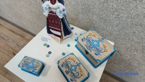 Виставку «Таврійський розпис: життя попри війну» відкрили у Миколаєві Фото 23.03.2024 10:50 Укрінформ У Миколаєві в межах проєкту «Ідентичність Миколаївщини: минуле, сучасне і майбутнє» відкрилася виставка «Таврійський розпис: життя попри війну». Виставку «Таврійський розпис: життя попри війну» відкрили у Миколаєві - INFBusiness