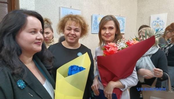 Виставку «Таврійський розпис: життя попри війну» відкрили у Миколаєві Фото 23.03.2024 10:50 Укрінформ У Миколаєві в межах проєкту «Ідентичність Миколаївщини: минуле, сучасне і майбутнє» відкрилася виставка «Таврійський розпис: життя попри війну». Виставку «Таврійський розпис: життя попри війну» відкрили у Миколаєві - INFBusiness