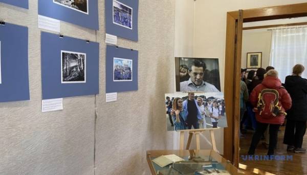 На батьківщині Шевченка відкрили виставку малюнків колишнього політв'язня Романа Сущенка Фото 09.03.2024 12:31 Укрінформ У Національному заповіднику "Батьківщина Тараса Шевченка" у селі Шевченкове Черкаської області відкрилася виставка малюнків першого заступника голови Черкаської облради, колишнього журналіста Укрінформу і політв'язня Кремля Романа Сущенка. На батьківщині Шевченка відкрили виставку малюнків колишнього політв'язня Романа Сущенка - INFBusiness