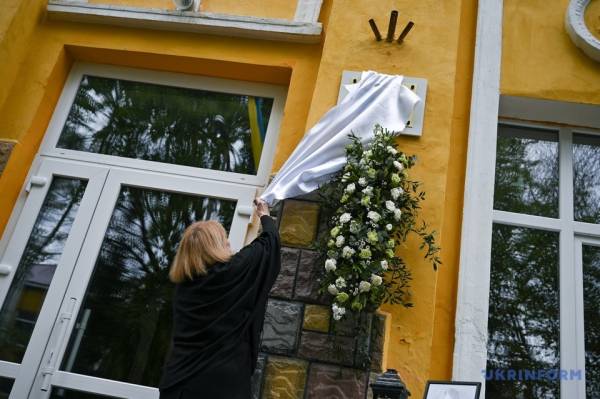 У Львові відкрили пам'ятну дошку письменниці Вікторії Амеліній - INFBusiness