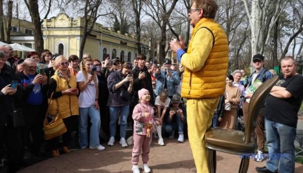 В Одесі на честь Дня сміху в Міському саду виступили актори театру «Маски» - INFBusiness