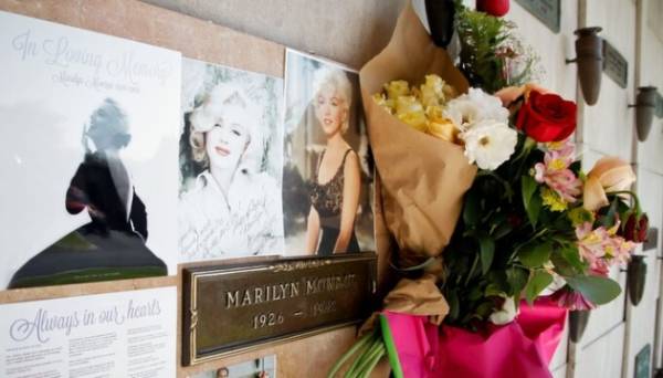 Місце у склепі поруч із Мерилін Монро продали на аукціоні за 195 тисяч доларів 01.04.2024 16:23 Укрінформ Місце у загальному склепі поруч із голлівудською акторкою Мерилін Монро та засновником Playboy Г’ю Гефнером продали на аукціоні за 195 000 доларів США. Місце у склепі поруч із Мерилін Монро продали на аукціоні за 195 тисяч доларів - INFBusiness