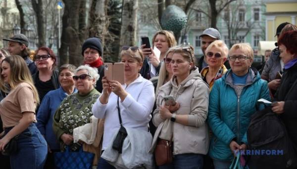 В Одесі на честь Дня сміху в Міському саду виступили актори театру «Маски» - INFBusiness