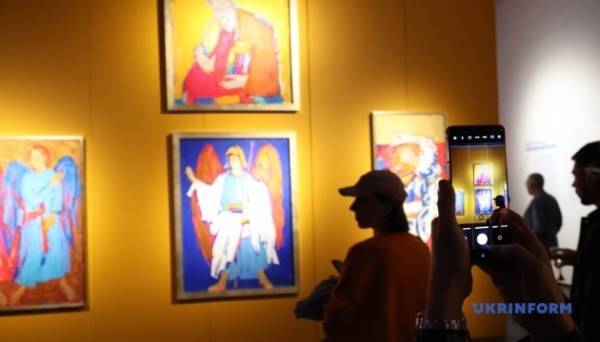 У Києві відкрилася виставка «Першообрази» українського художника Анатолія Криволапа Фото 11.04.2024 22:53 Укрінформ У Києві в Центрі сучасного мистецтва М17 відкрилася виставка «Першообрази» одного з найдорожчих вітчизняних митців, відомого художника Анатолія Криволапа, картини якого двічі встановлювали світові рекорди продажів сучасного українського мистецтва на міжнародному артринку. У Києві відкрилася виставка «Першообрази» українського художника Анатолія Криволапа - INFBusiness