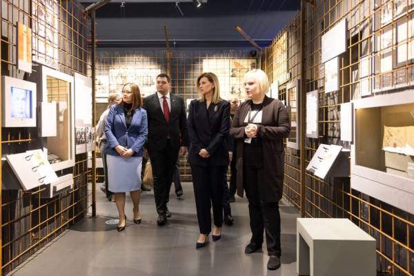 Аудіогіди українською: мова порозуміння, визнання, підтримки 20.04.2024 11:50 Укрінформ Про Ван Гога, Марію Заньковецьку й інших достойників у музеях понад 40 країн світу уже розповідають державною мовою України Аудіогіди українською: мова порозуміння, визнання, підтримки - INFBusiness