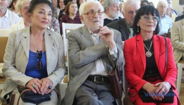 Єдиний з українських митців, хто пише у 93 роки: у Мукачеві відкрили виставку Володимира Микити - INFBusiness
