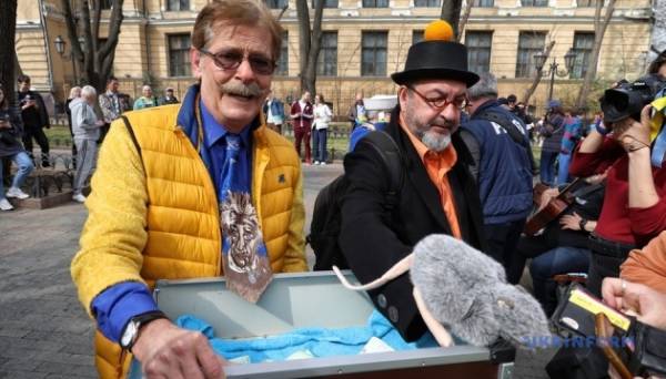 В Одесі на честь Дня сміху в Міському саду виступили актори театру «Маски» - INFBusiness