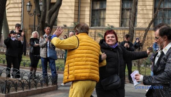 В Одесі на честь Дня сміху в Міському саду виступили актори театру «Маски» - INFBusiness