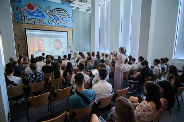 Амерікан Юніверсіті Київ: програми та стипендії для навчання - INFBusiness