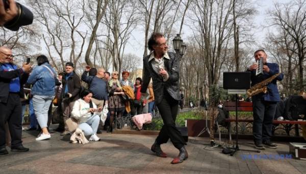 В Одесі на честь Дня сміху в Міському саду виступили актори театру «Маски» - INFBusiness