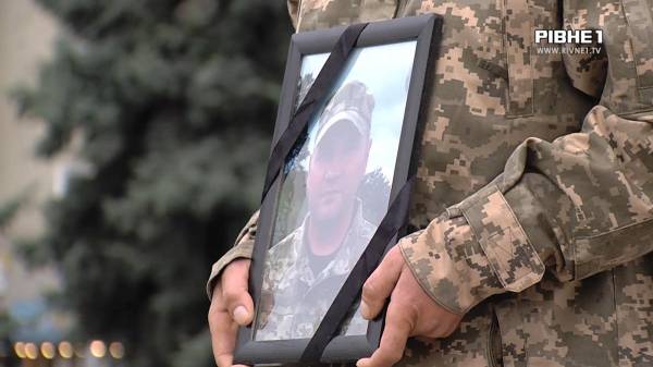 Двічі воював та боронив Луганський аеропорт: Рівне провело Героя в останню путь (ВІДЕО) - INFBusiness
