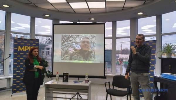 Юрій Гудименко презентував у Житомирі свою книгу «Історії та війни» Фото 05.04.2024 18:37 Укрінформ Молодший сержант ЗСУ у відставці, блогер та письменник Юрій Гудименко презентував у Житомирі свою книгу «Історії та війни», всі гроші від реалізації якої йдуть на допомогу сім'ям загиблих та полонених військовослужбовців. Юрій Гудименко презентував у Житомирі свою книгу «Історії та війни» - INFBusiness