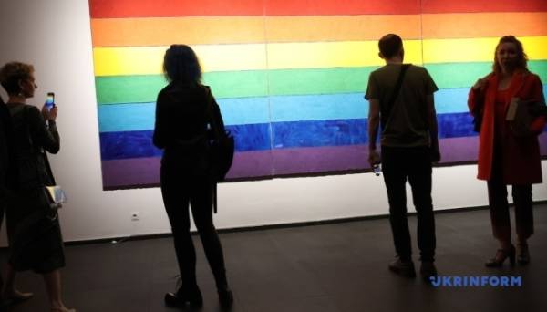 У Києві відкрилася виставка «Першообрази» українського художника Анатолія Криволапа Фото 11.04.2024 22:53 Укрінформ У Києві в Центрі сучасного мистецтва М17 відкрилася виставка «Першообрази» одного з найдорожчих вітчизняних митців, відомого художника Анатолія Криволапа, картини якого двічі встановлювали світові рекорди продажів сучасного українського мистецтва на міжнародному артринку. У Києві відкрилася виставка «Першообрази» українського художника Анатолія Криволапа - INFBusiness