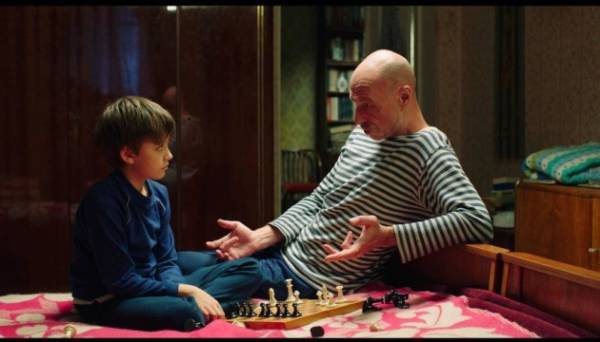 Фільм «Я і Фелікс» – добра історія про недобрі 90-ті та про сьогодення 17.04.2024 16:09 Укрінформ В Україні триває прем’єрний прокат дебютної ігрової стрічки режисерки Ірини Цілик за мотивами книги військового Артема Чеха Фільм «Я і Фелікс» – добра історія про недобрі 90-ті та про сьогодення - INFBusiness