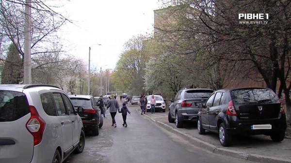 Батьки вихованців 55 дитсадка Рівного скаржаться на хаотичне паркування біля закладу (ВІДЕО) - INFBusiness