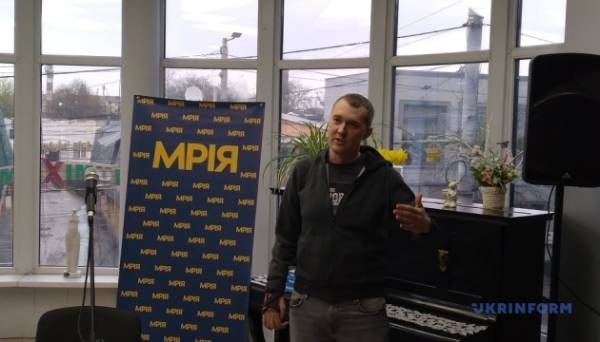 Юрій Гудименко презентував у Житомирі свою книгу «Історії та війни» Фото 05.04.2024 18:37 Укрінформ Молодший сержант ЗСУ у відставці, блогер та письменник Юрій Гудименко презентував у Житомирі свою книгу «Історії та війни», всі гроші від реалізації якої йдуть на допомогу сім'ям загиблих та полонених військовослужбовців. Юрій Гудименко презентував у Житомирі свою книгу «Історії та війни» - INFBusiness