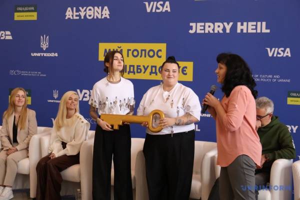 Alyona Alyona і Jerry Heil вирушили на Євробачення до Швеції - INFBusiness