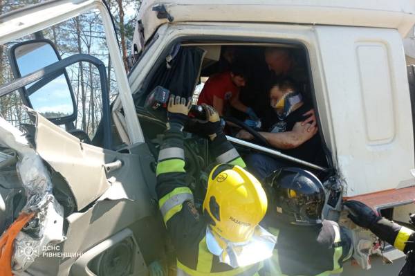 ДТП за участю двох вантажівок: на Рівненщині травмувався один із водіїв - INFBusiness