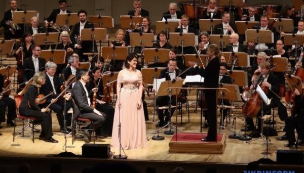 На благодійному галаконцерті у Берліні зібрали €1 мільйон для допомоги українським дітям Фото 20.04.2024 03:05 Укрінформ У Берліні в центральному концертному залі німецької столиці – Konzerthaus – пройшов великий бенефіц-концерт на підтримку України. На благодійному галаконцерті у Берліні зібрали €1 мільйон для допомоги українським дітям - INFBusiness