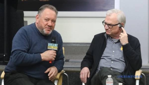 Річард Нельсон поставить виставу за своєю п'єсою у Театрі на Подолі Фото, відео 22.04.2024 14:44 Укрінформ У київському Театрі на Подолі 3 й 4 травня відбудеться прем’єра вистави за п’єсою Річарда Нельсона «Тускульські бесіди». Річард Нельсон поставить виставу за своєю п'єсою у Театрі на Подолі - INFBusiness