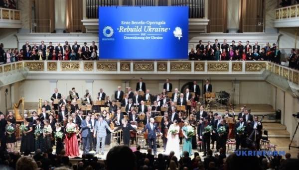 На благодійному галаконцерті у Берліні зібрали €1 мільйон для допомоги українським дітям Фото 20.04.2024 03:05 Укрінформ У Берліні в центральному концертному залі німецької столиці – Konzerthaus – пройшов великий бенефіц-концерт на підтримку України. На благодійному галаконцерті у Берліні зібрали €1 мільйон для допомоги українським дітям - INFBusiness