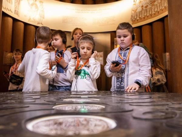 Аудіогіди українською: мова порозуміння, визнання, підтримки 20.04.2024 11:50 Укрінформ Про Ван Гога, Марію Заньковецьку й інших достойників у музеях понад 40 країн світу уже розповідають державною мовою України Аудіогіди українською: мова порозуміння, визнання, підтримки - INFBusiness