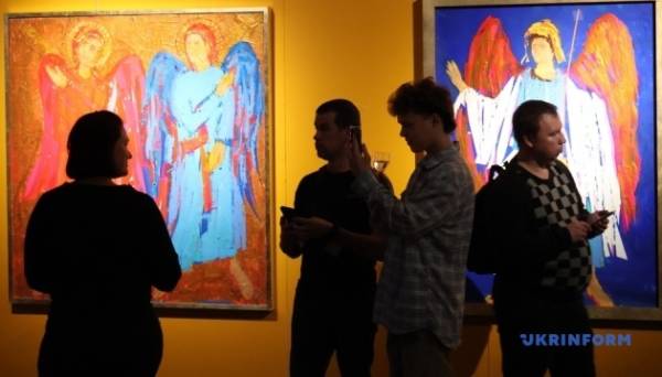 У Києві відкрилася виставка «Першообрази» українського художника Анатолія Криволапа Фото 11.04.2024 22:53 Укрінформ У Києві в Центрі сучасного мистецтва М17 відкрилася виставка «Першообрази» одного з найдорожчих вітчизняних митців, відомого художника Анатолія Криволапа, картини якого двічі встановлювали світові рекорди продажів сучасного українського мистецтва на міжнародному артринку. У Києві відкрилася виставка «Першообрази» українського художника Анатолія Криволапа - INFBusiness