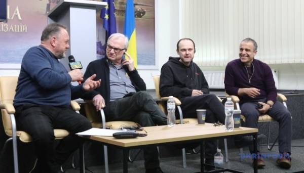 Річард Нельсон поставить виставу за своєю п'єсою у Театрі на Подолі Фото, відео 22.04.2024 14:44 Укрінформ У київському Театрі на Подолі 3 й 4 травня відбудеться прем’єра вистави за п’єсою Річарда Нельсона «Тускульські бесіди». Річард Нельсон поставить виставу за своєю п'єсою у Театрі на Подолі - INFBusiness