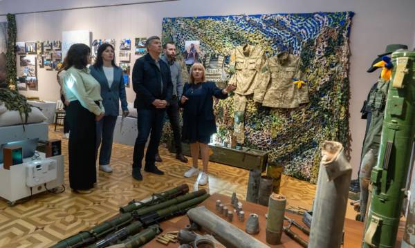 Карандєєв у Херсоні оглянув театр, музей і бібліотеки Фото 11.04.2024 22:40 Укрінформ Т. в. о. міністра культури та інформаційної політики Ростислав Карандєєв під час робочої поїздки в Херсон оглянув обласний театр, музей і бібліотеки. Карандєєв у Херсоні оглянув театр, музей і бібліотеки - INFBusiness