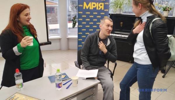 Юрій Гудименко презентував у Житомирі свою книгу «Історії та війни» Фото 05.04.2024 18:37 Укрінформ Молодший сержант ЗСУ у відставці, блогер та письменник Юрій Гудименко презентував у Житомирі свою книгу «Історії та війни», всі гроші від реалізації якої йдуть на допомогу сім'ям загиблих та полонених військовослужбовців. Юрій Гудименко презентував у Житомирі свою книгу «Історії та війни» - INFBusiness