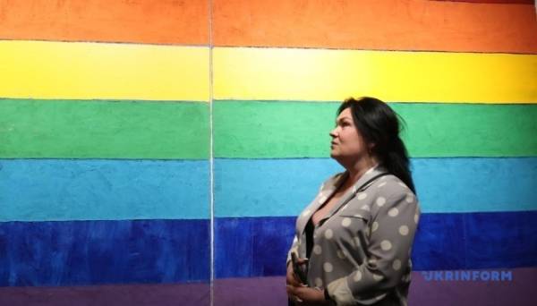 У Києві відкрилася виставка «Першообрази» українського художника Анатолія Криволапа Фото 11.04.2024 22:53 Укрінформ У Києві в Центрі сучасного мистецтва М17 відкрилася виставка «Першообрази» одного з найдорожчих вітчизняних митців, відомого художника Анатолія Криволапа, картини якого двічі встановлювали світові рекорди продажів сучасного українського мистецтва на міжнародному артринку. У Києві відкрилася виставка «Першообрази» українського художника Анатолія Криволапа - INFBusiness