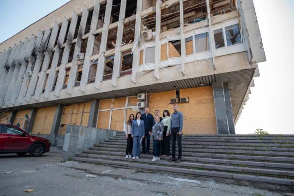 Карандєєв у Херсоні оглянув театр, музей і бібліотеки Фото 11.04.2024 22:40 Укрінформ Т. в. о. міністра культури та інформаційної політики Ростислав Карандєєв під час робочої поїздки в Херсон оглянув обласний театр, музей і бібліотеки. Карандєєв у Херсоні оглянув театр, музей і бібліотеки - INFBusiness