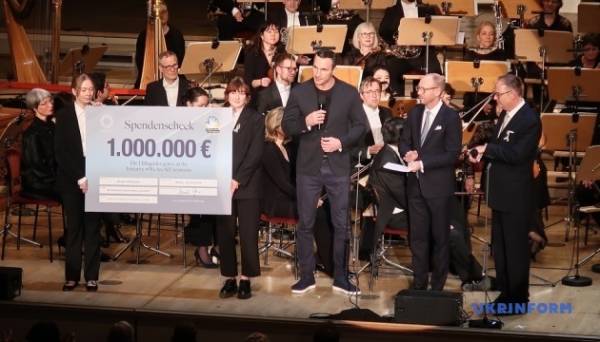 На благодійному галаконцерті у Берліні зібрали €1 мільйон для допомоги українським дітям Фото 20.04.2024 03:05 Укрінформ У Берліні в центральному концертному залі німецької столиці – Konzerthaus – пройшов великий бенефіц-концерт на підтримку України. На благодійному галаконцерті у Берліні зібрали €1 мільйон для допомоги українським дітям - INFBusiness