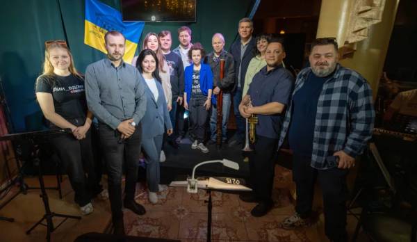 Карандєєв у Херсоні оглянув театр, музей і бібліотеки Фото 11.04.2024 22:40 Укрінформ Т. в. о. міністра культури та інформаційної політики Ростислав Карандєєв під час робочої поїздки в Херсон оглянув обласний театр, музей і бібліотеки. Карандєєв у Херсоні оглянув театр, музей і бібліотеки - INFBusiness