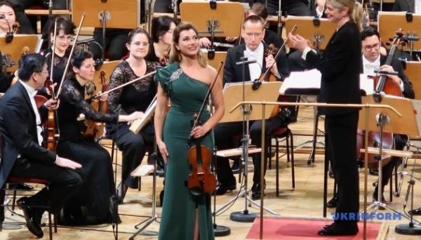 На благодійному галаконцерті у Берліні зібрали €1 мільйон для допомоги українським дітям Фото 20.04.2024 03:05 Укрінформ У Берліні в центральному концертному залі німецької столиці – Konzerthaus – пройшов великий бенефіц-концерт на підтримку України. На благодійному галаконцерті у Берліні зібрали €1 мільйон для допомоги українським дітям - INFBusiness