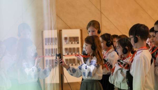 Аудіогіди українською: мова порозуміння, визнання, підтримки 20.04.2024 11:50 Укрінформ Про Ван Гога, Марію Заньковецьку й інших достойників у музеях понад 40 країн світу уже розповідають державною мовою України Аудіогіди українською: мова порозуміння, визнання, підтримки - INFBusiness