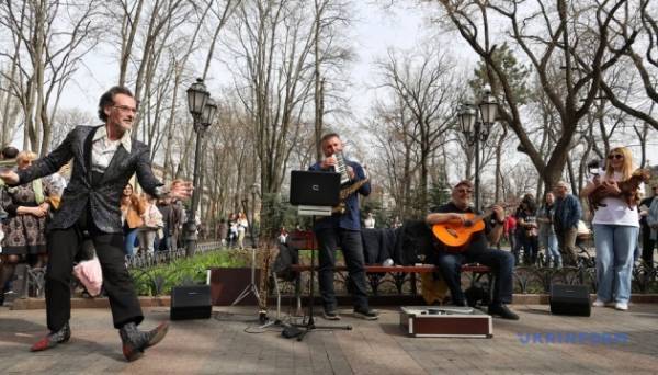 В Одесі на честь Дня сміху в Міському саду виступили актори театру «Маски» - INFBusiness